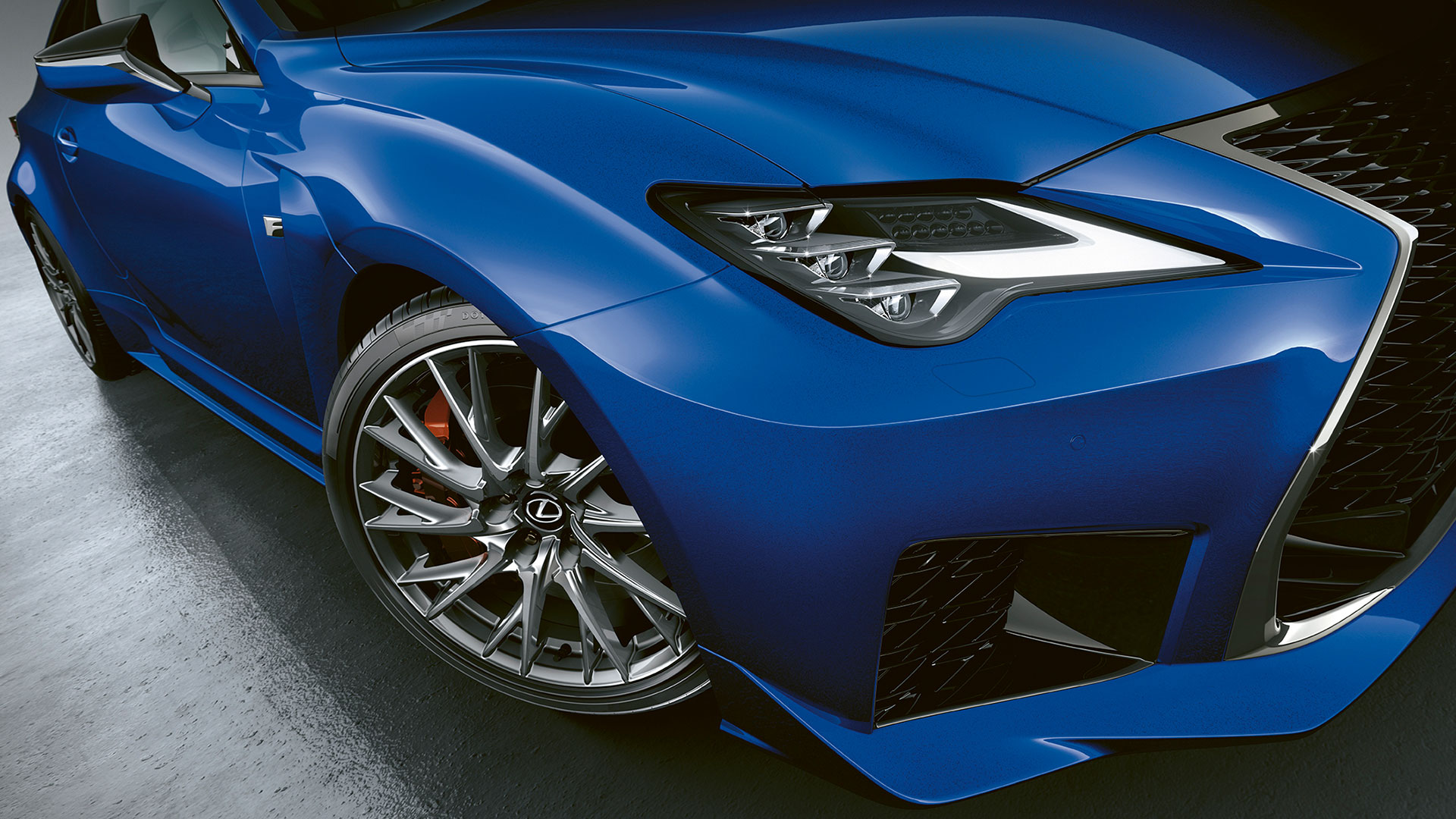 Lexus RC F blau Seitenansicht Rad und Scheinwerfer