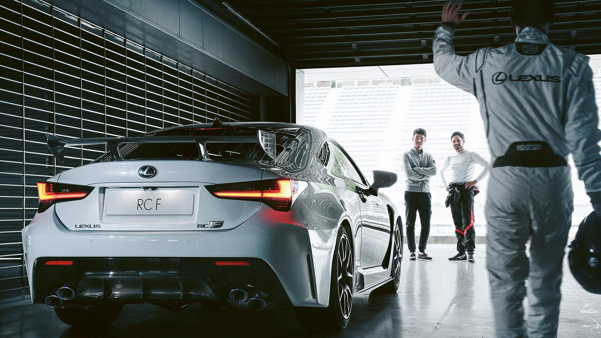 Lexus RC F weiß hinten