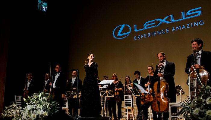 Inma Shara con su orquesta en Los Premios Excelencia Lexus 2018