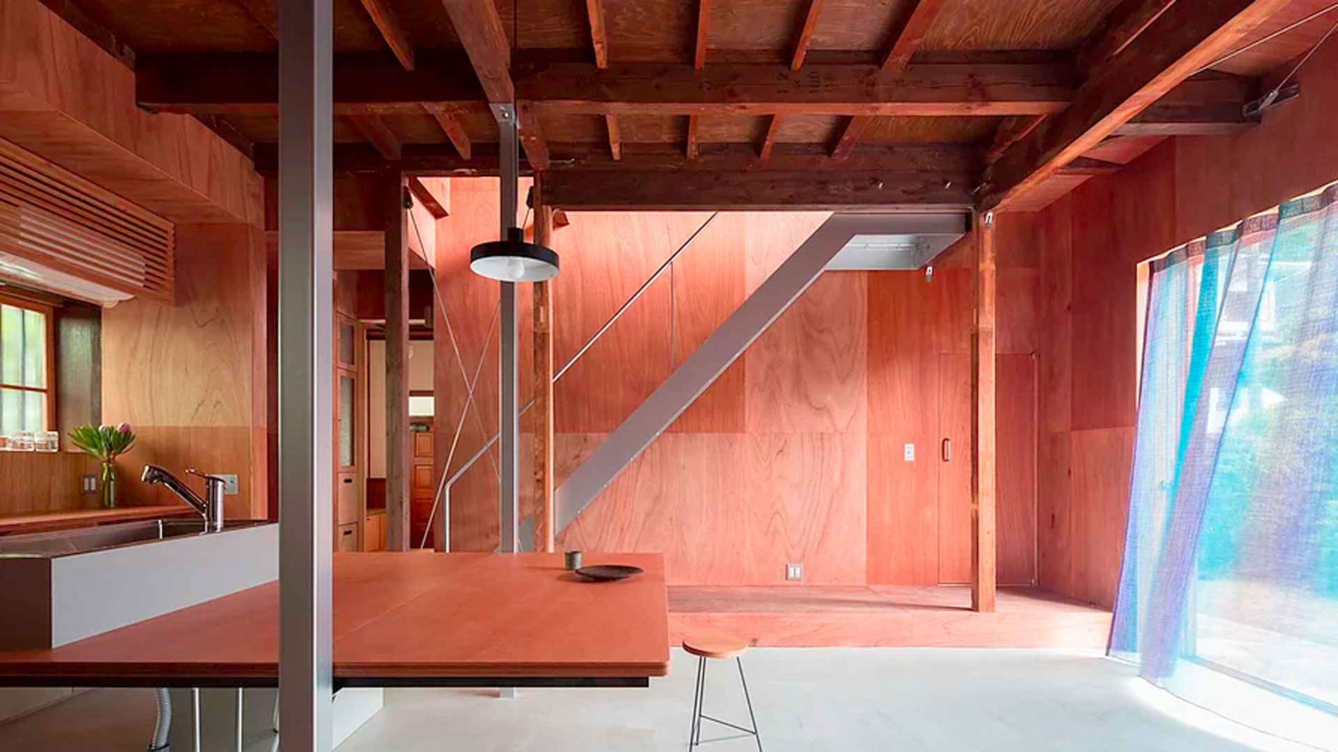 Imágenes de la vivienda rehabilitada por el estudio Atelierco Architects