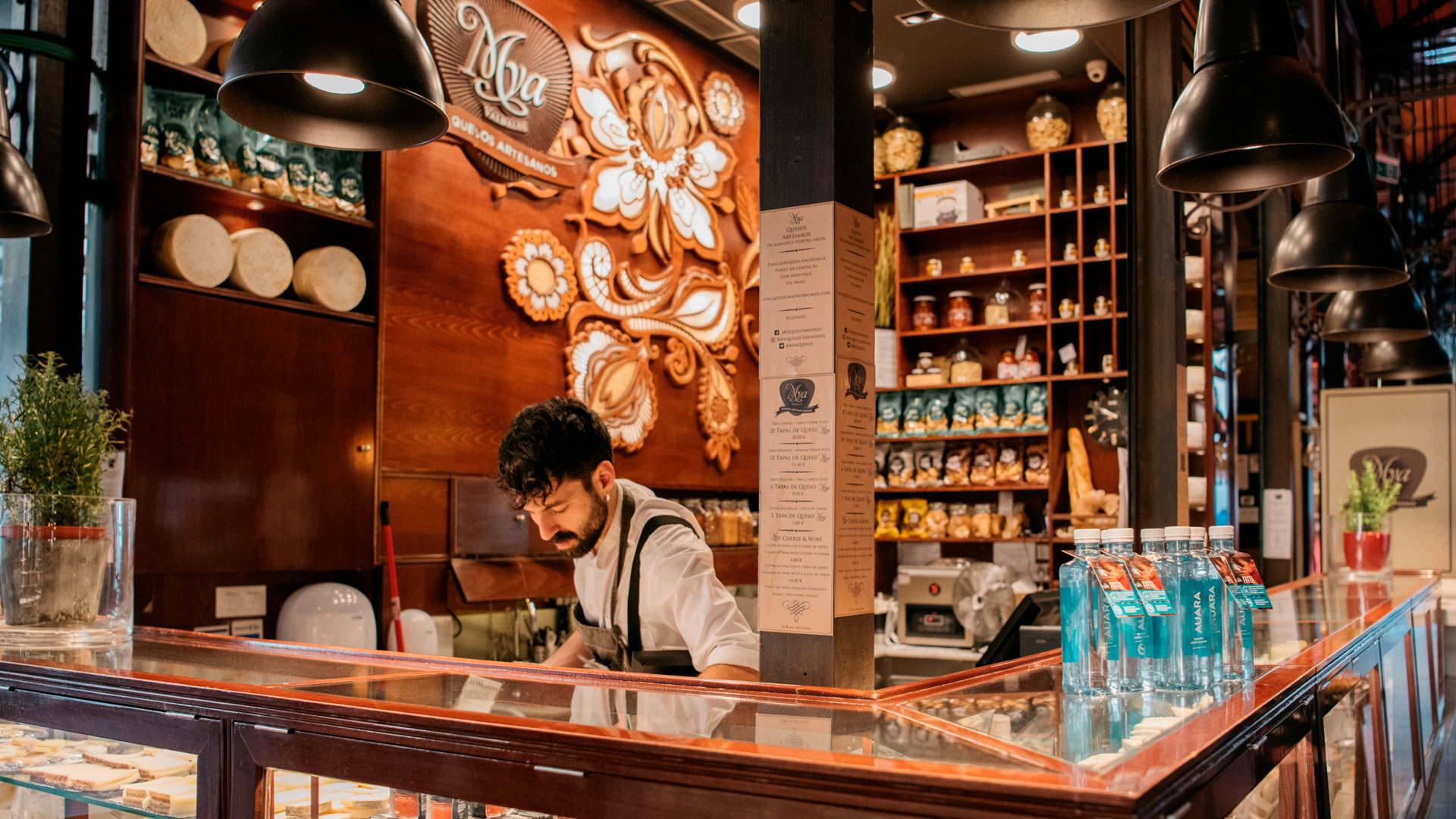 Imagen de la botella de agua Auara en el Mercado de San Miguel