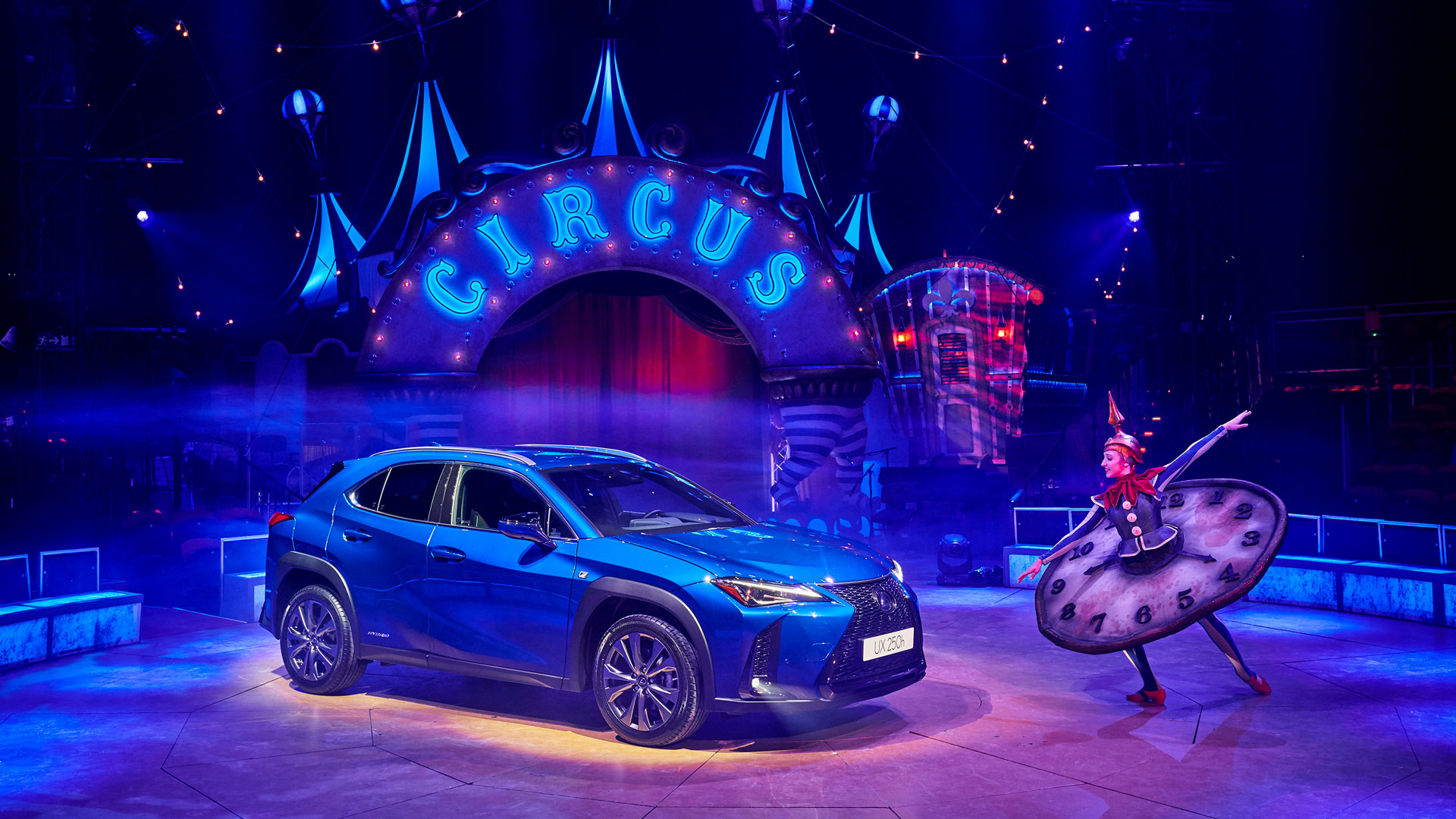 Imagen del interior de Circlassica con el UX 250h en color azul