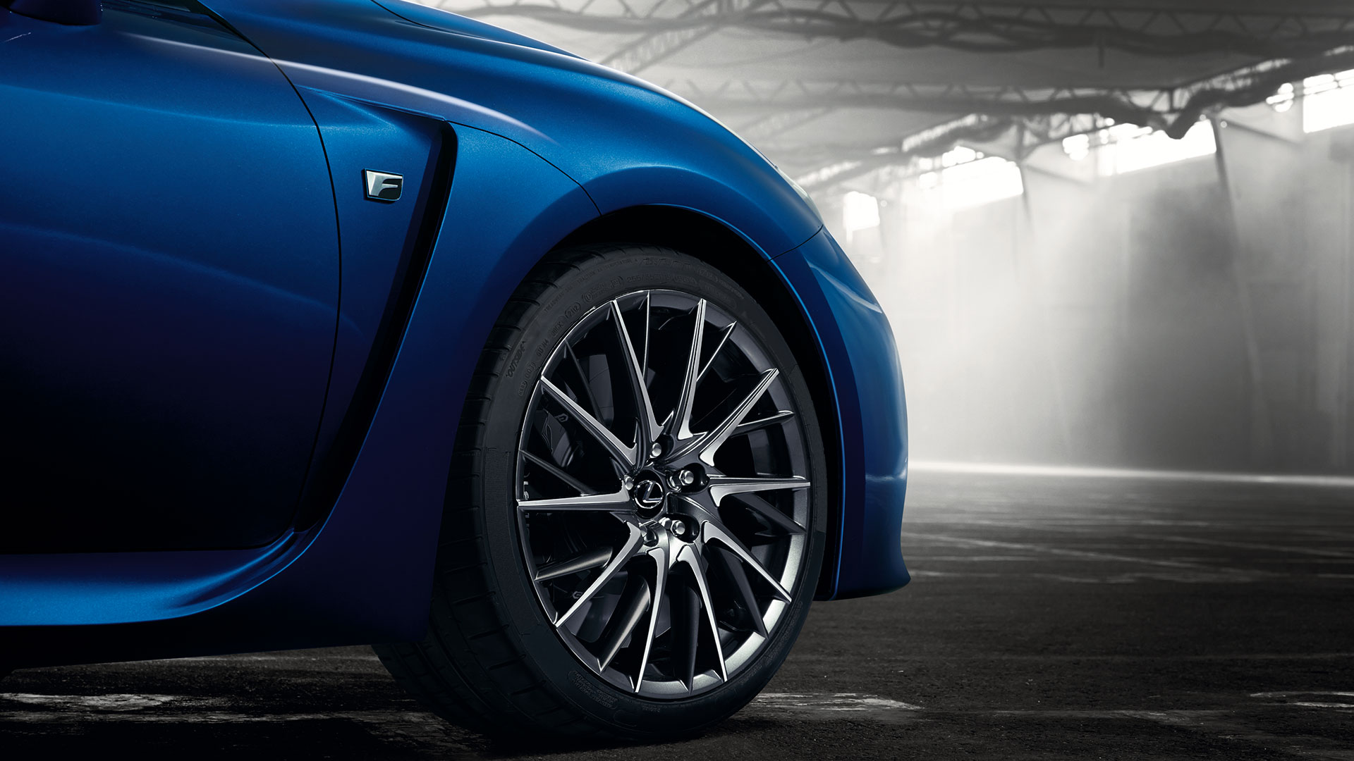 Lexus RC F en carretera hero asset