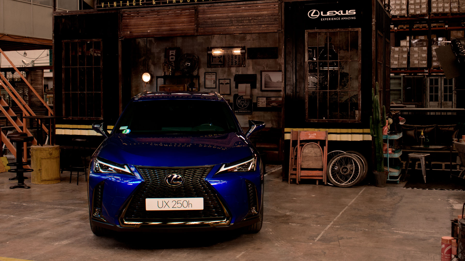Francisco Segarra junto al Lexus UX 250h Híbrido
