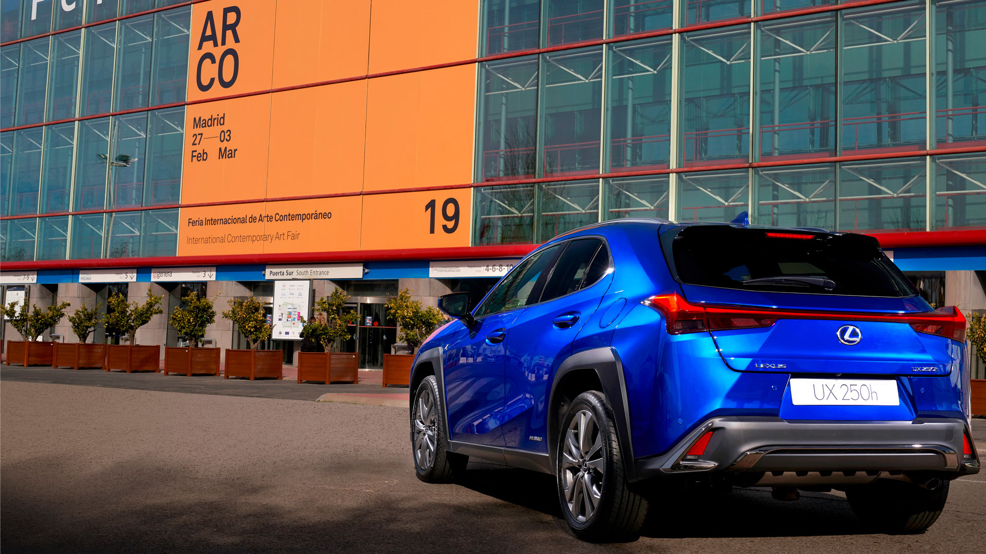 Imagen del Lexus UX delante de la fachada de IFEMA