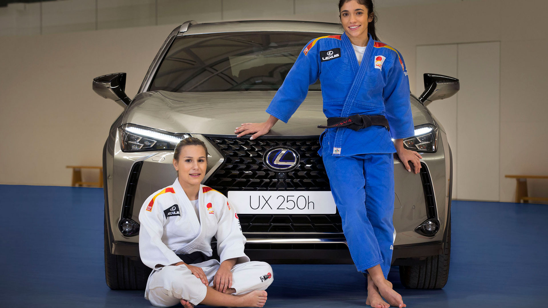 Imagen de judokas junto al Lexus UX 250h