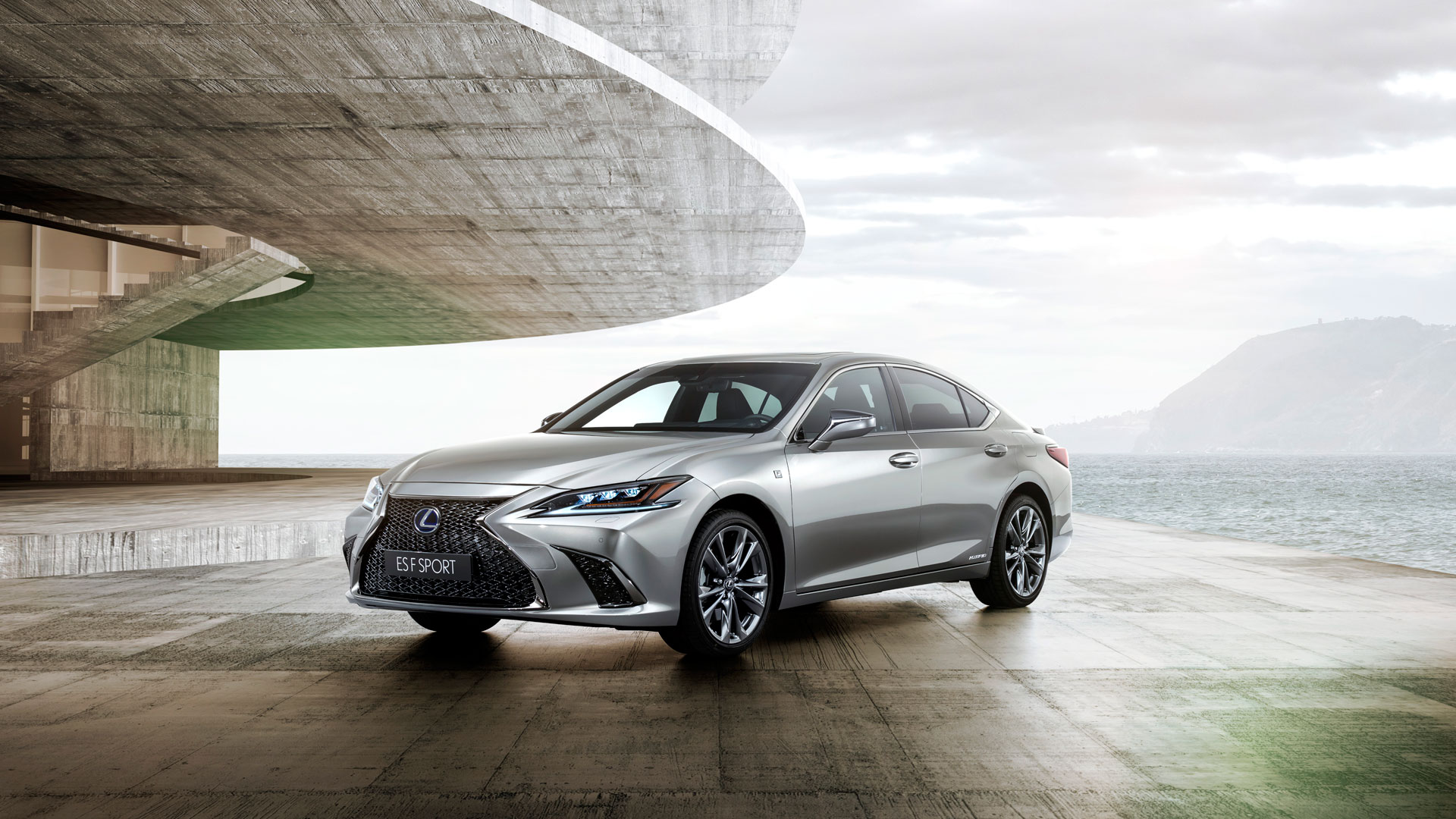 Lexus España lanza el ES 300h hero asset