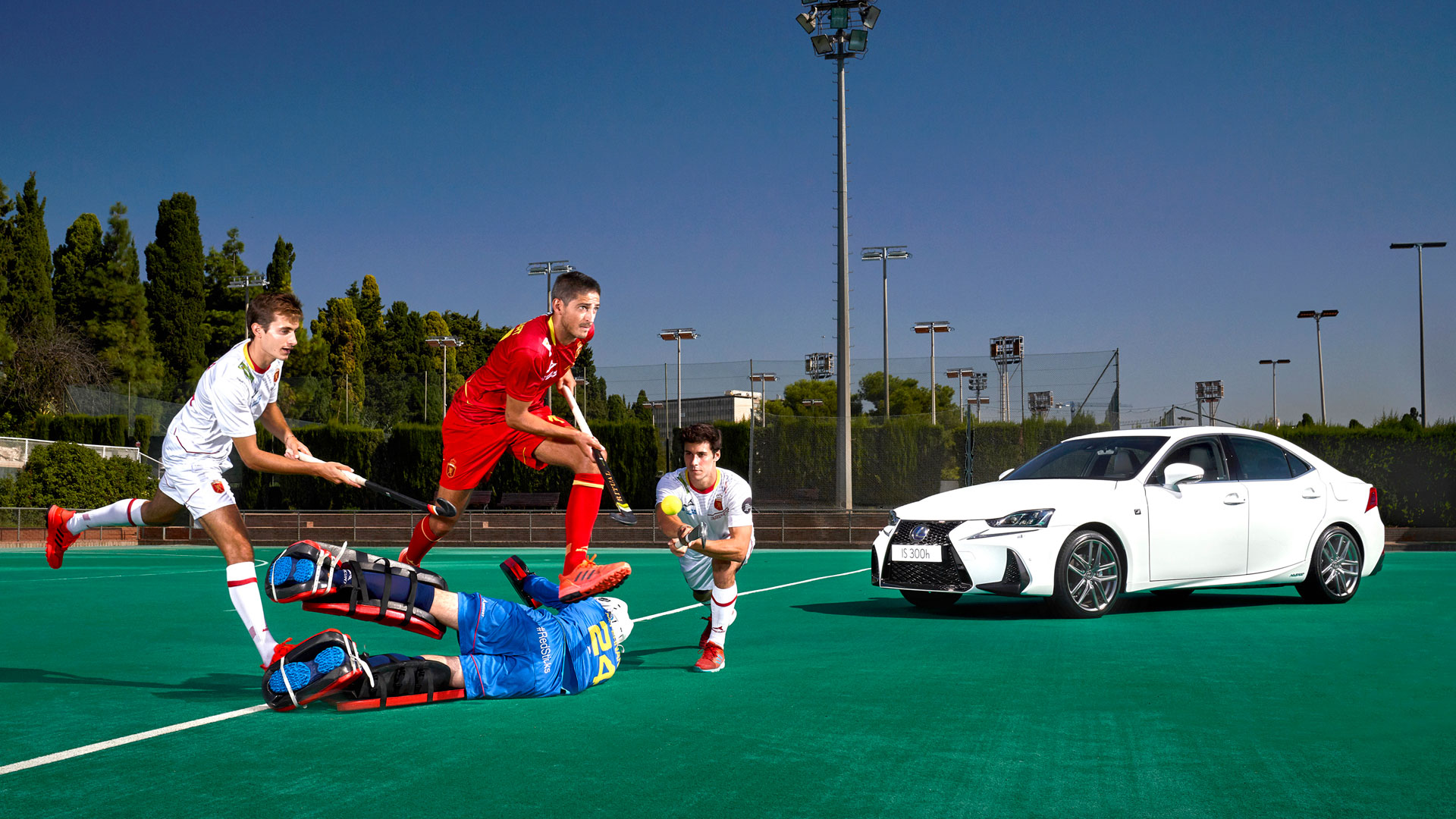 Imágenes oficiales de jugadores de hockey delante de un vehículo Lexus