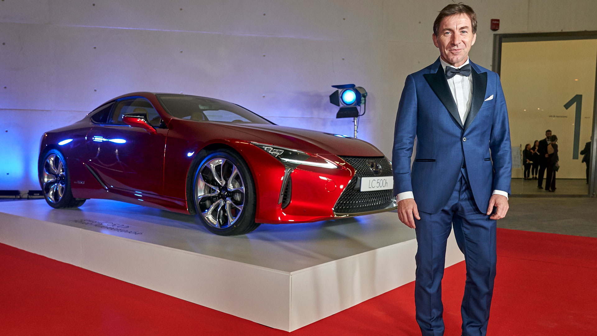 Actores del cine español posan delante del LC 500h