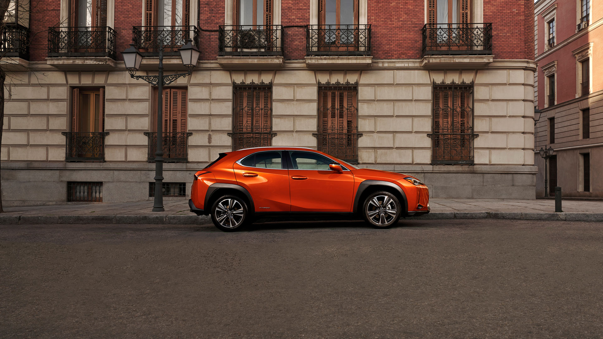 Imagen de la nueva campaña del Lexus UX 250h