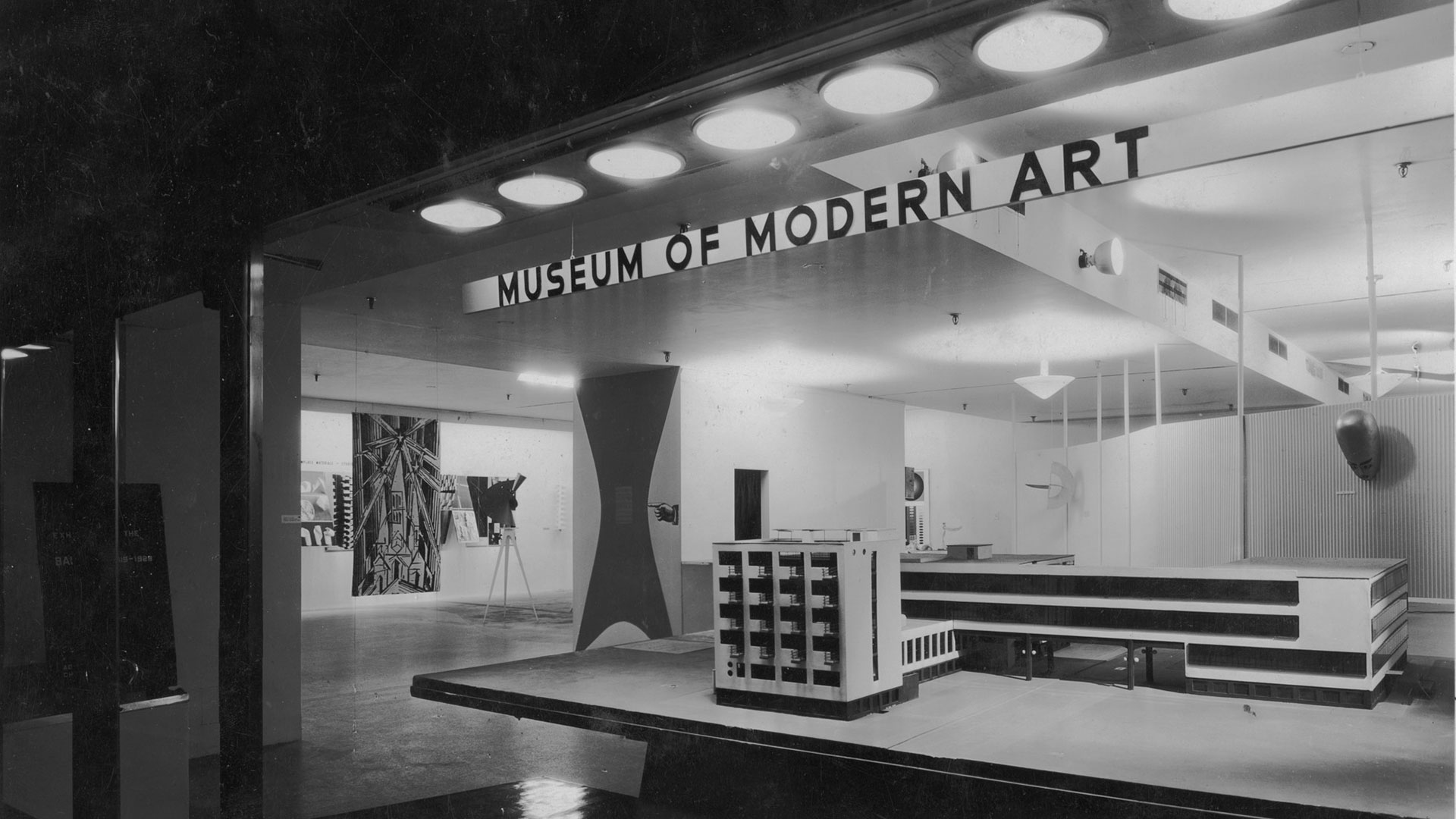 Imagen de la primera exposición de la Bauhaus en el MOMA