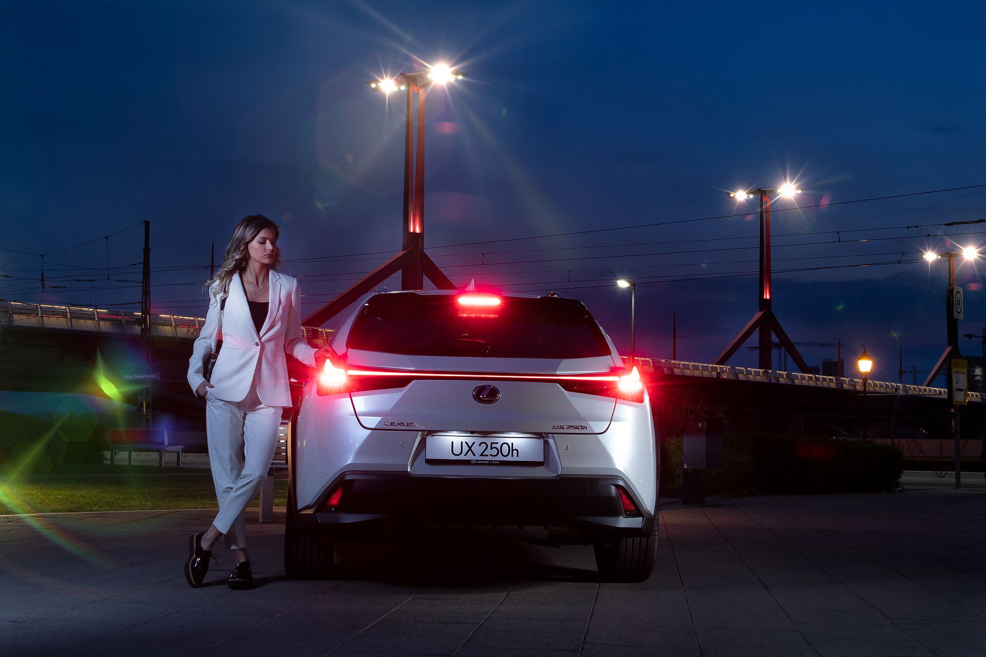 Weisz Fanni Lexus UX 12