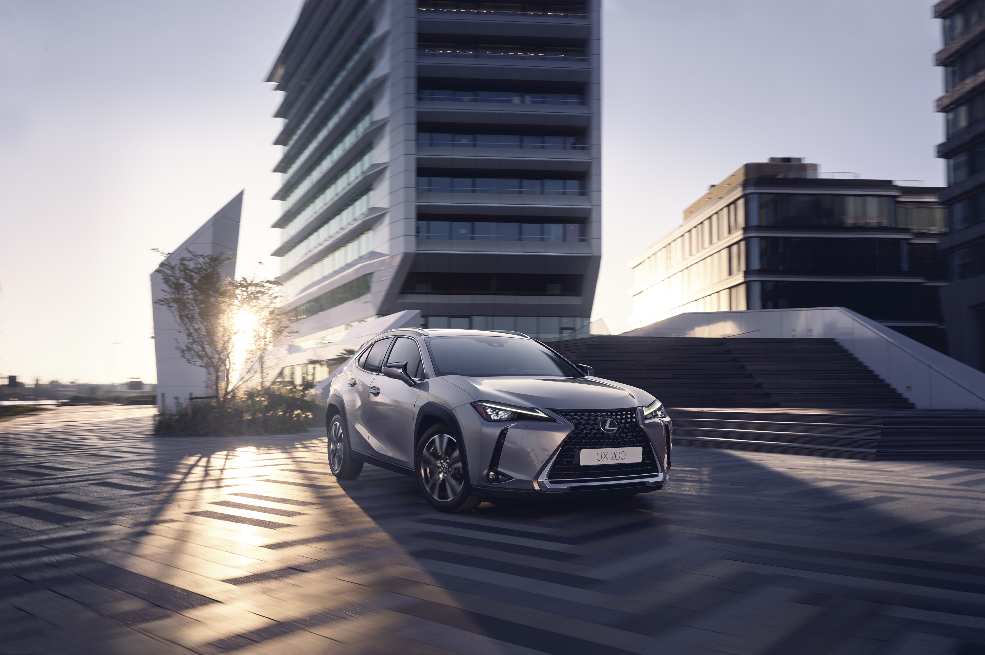 UX200 LUXURY MY19 EU 06 preview