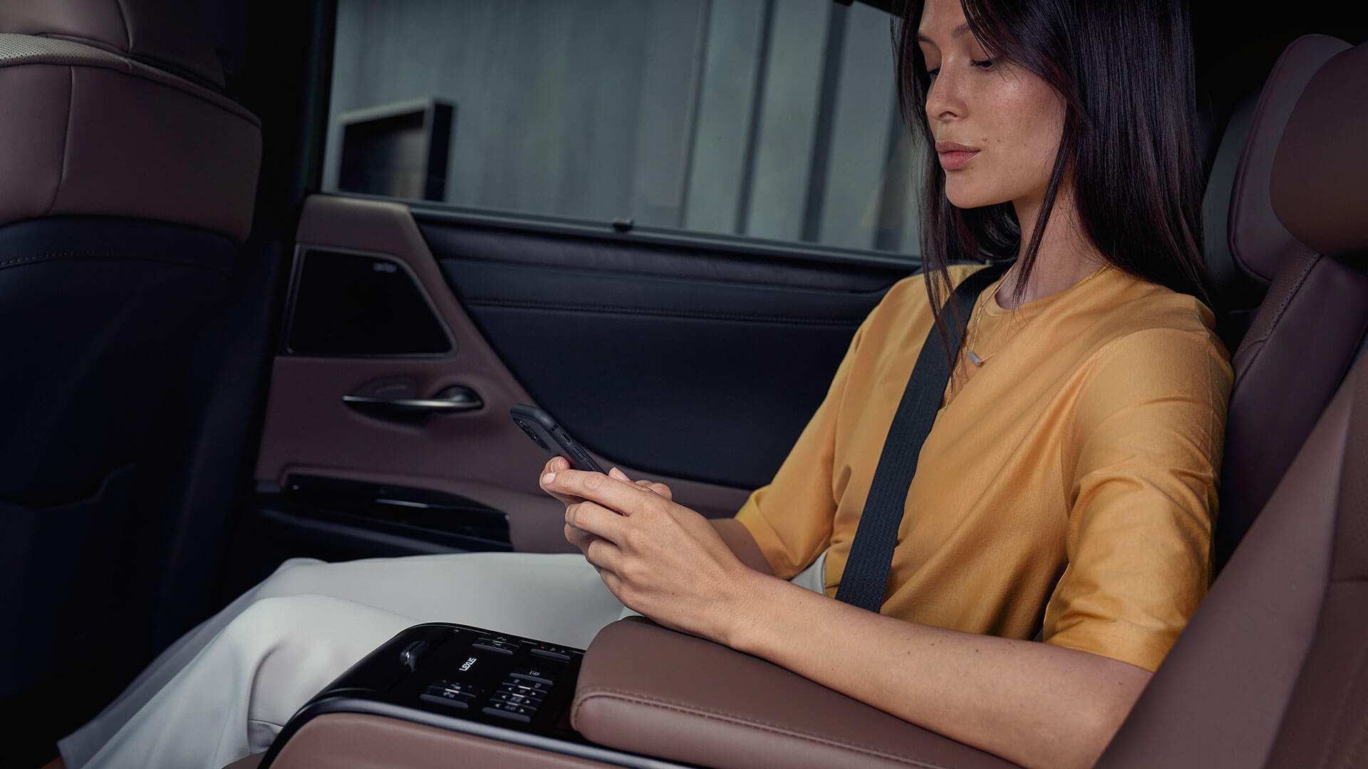 2022 lexus es overview gallery lifestyle 03