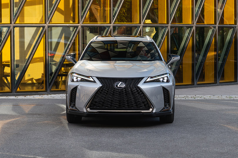 lexus op de autosalon van parijs UX 810x540 4