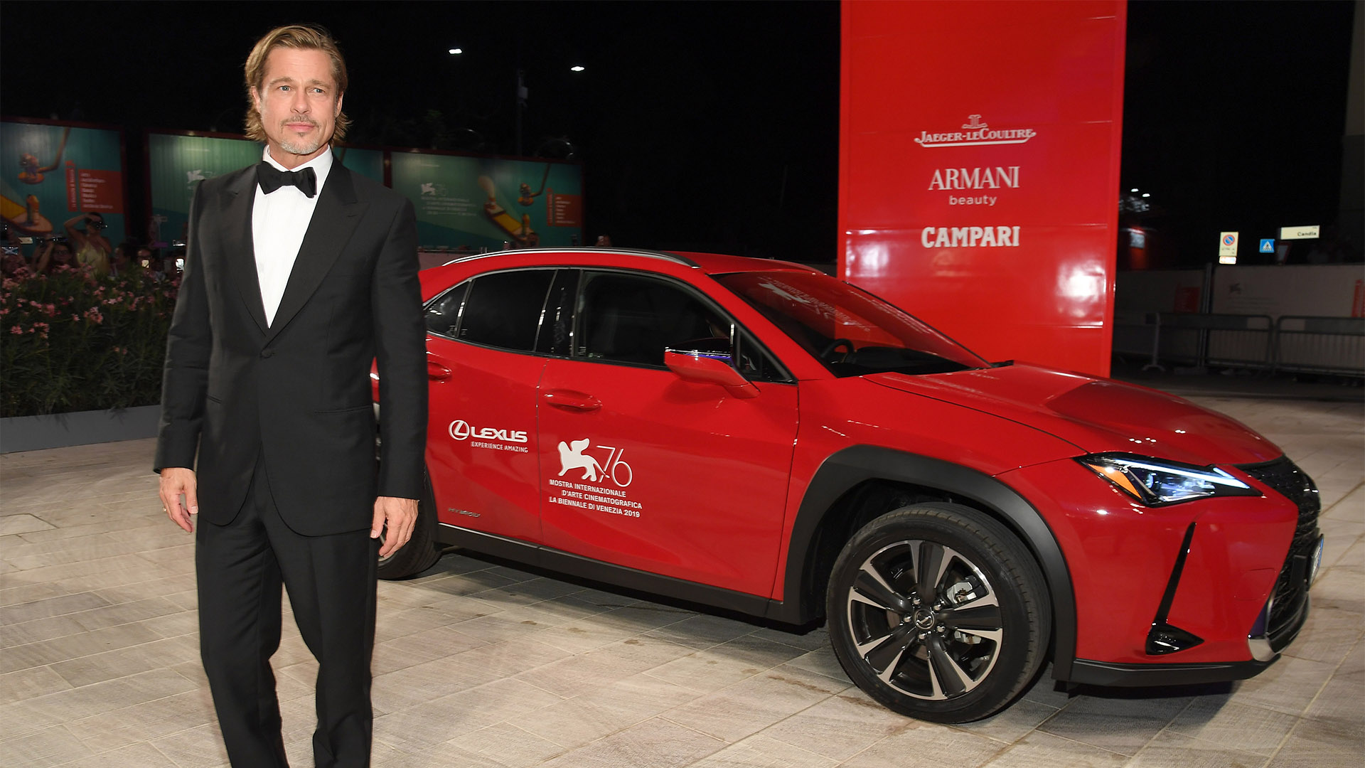 2019 014 Lexus UX en Brad Pitt schitteren samen op rode loper in Venetie