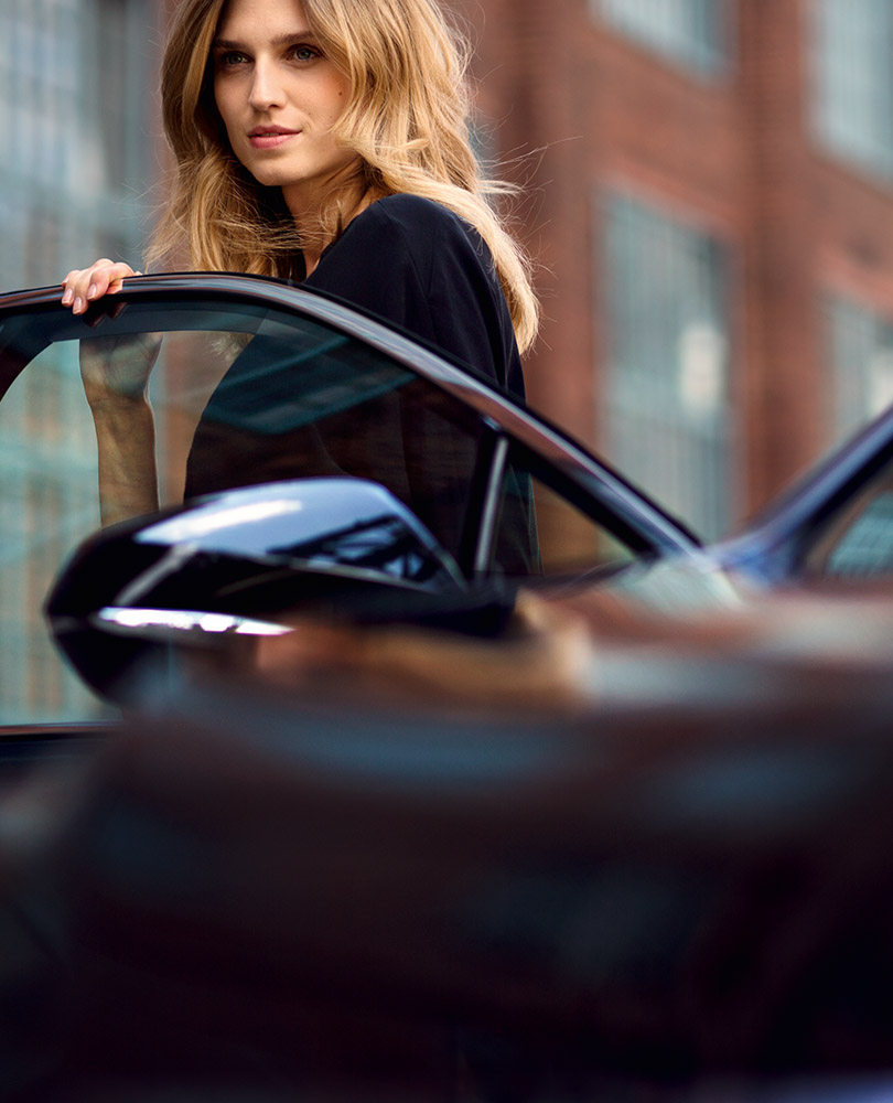 Kvinne går ut av en Lexus bilmodell Omotenashi beskriver Lexus hemmelig ingrediens