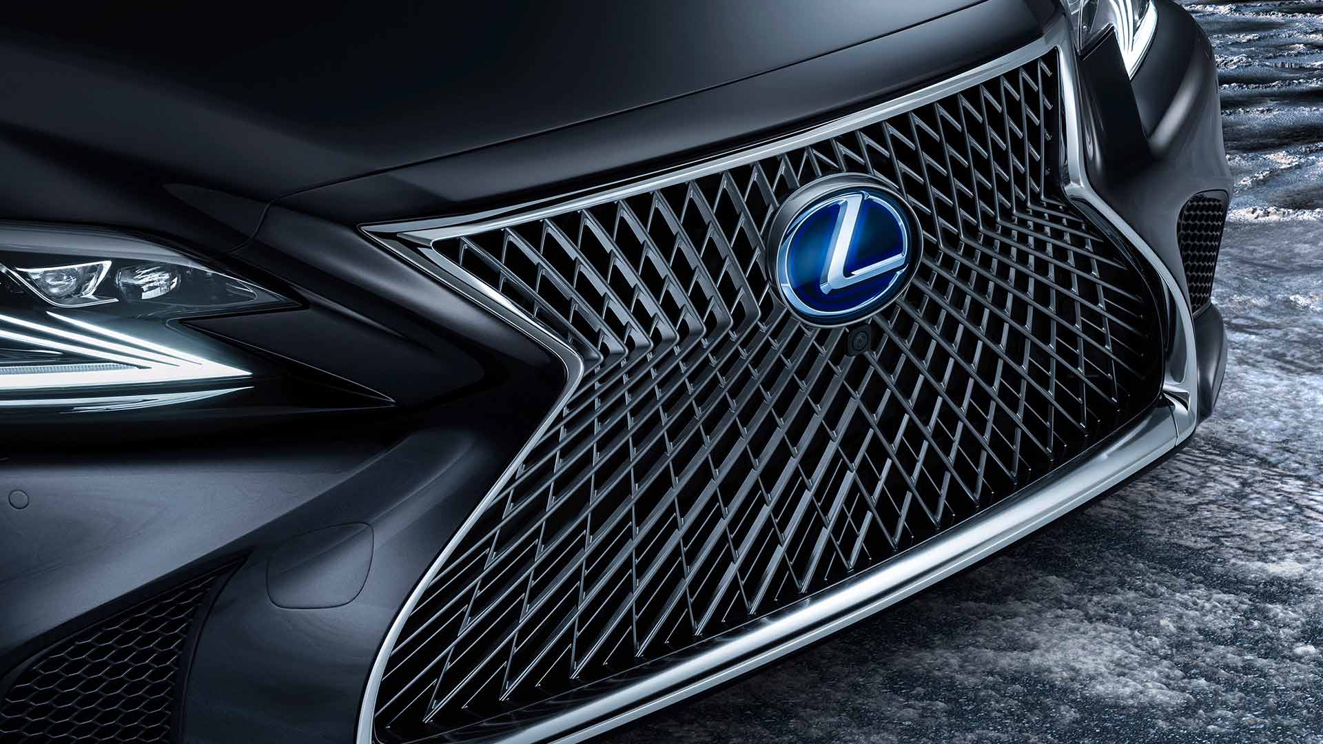 Lexus signatur grill med Lexus emblemet i midten av grillen