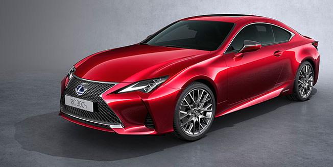Röd Lexus RC årsmodell 2019