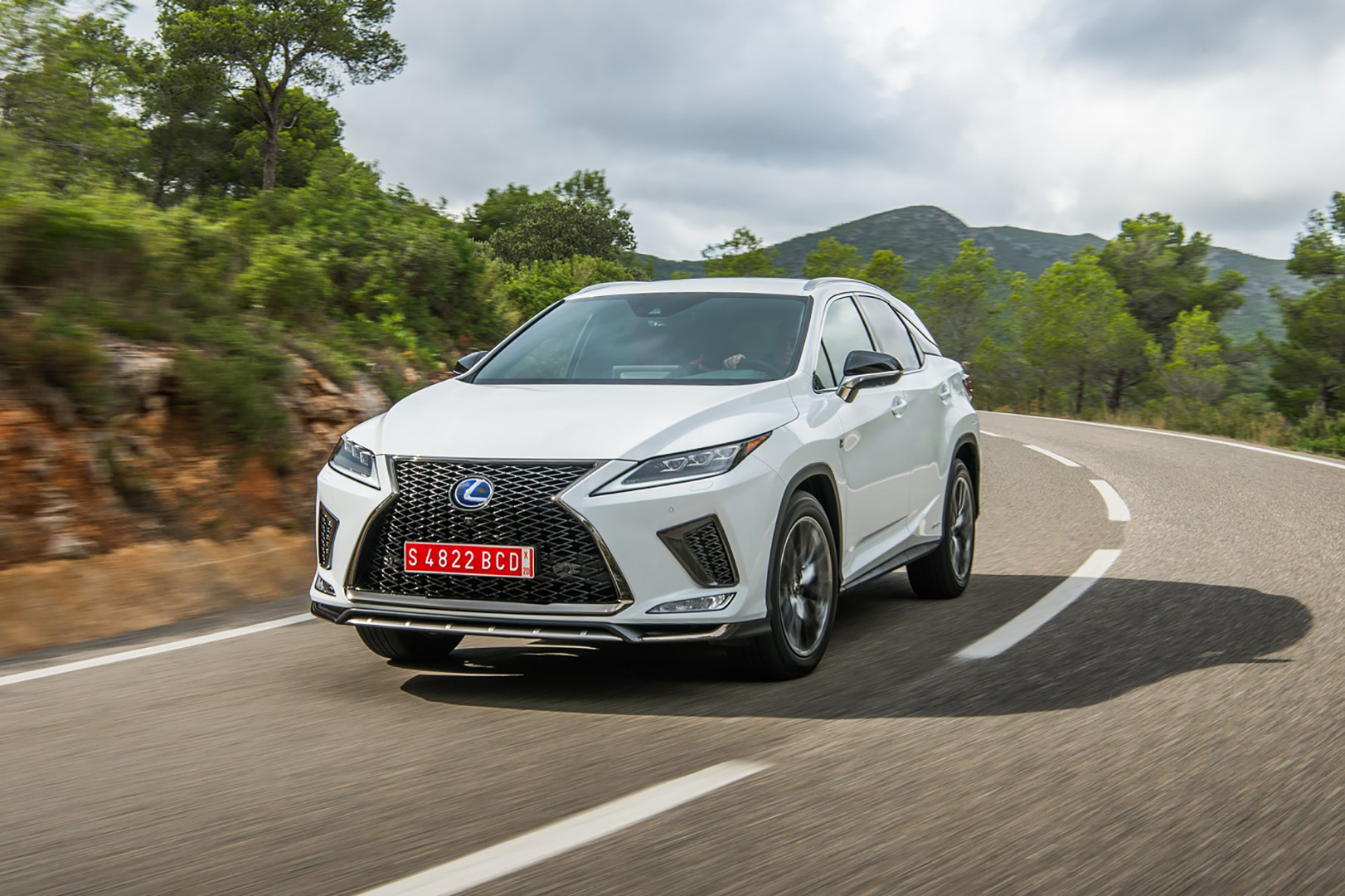 lexus segmentinin oncusu luks hibrit suvlariyla avrupada yeni bir rekor kirdi gallery02