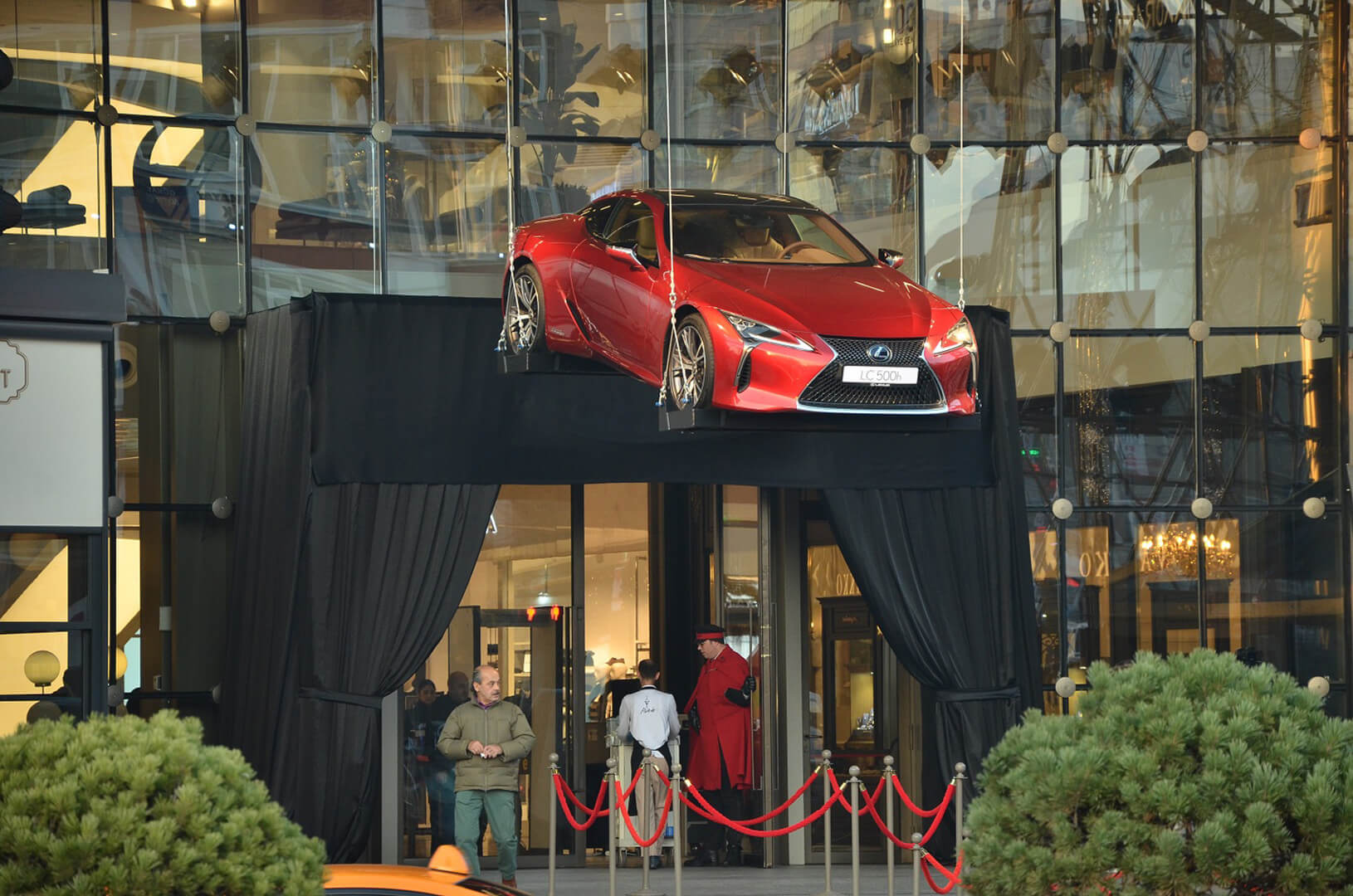 Lexus Zirvede Uçan Otomobil Sergilemesiyle gallery04