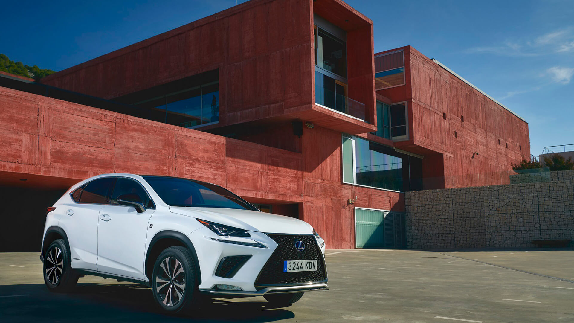 lexus segmentinin oncusu luks hibrit suvlariyla avrupada yeni bir rekor kirdi
