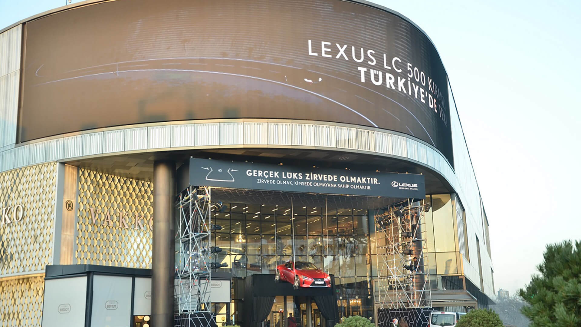 Lexus Zirvede Uçan Otomobil Sergilemesiyle